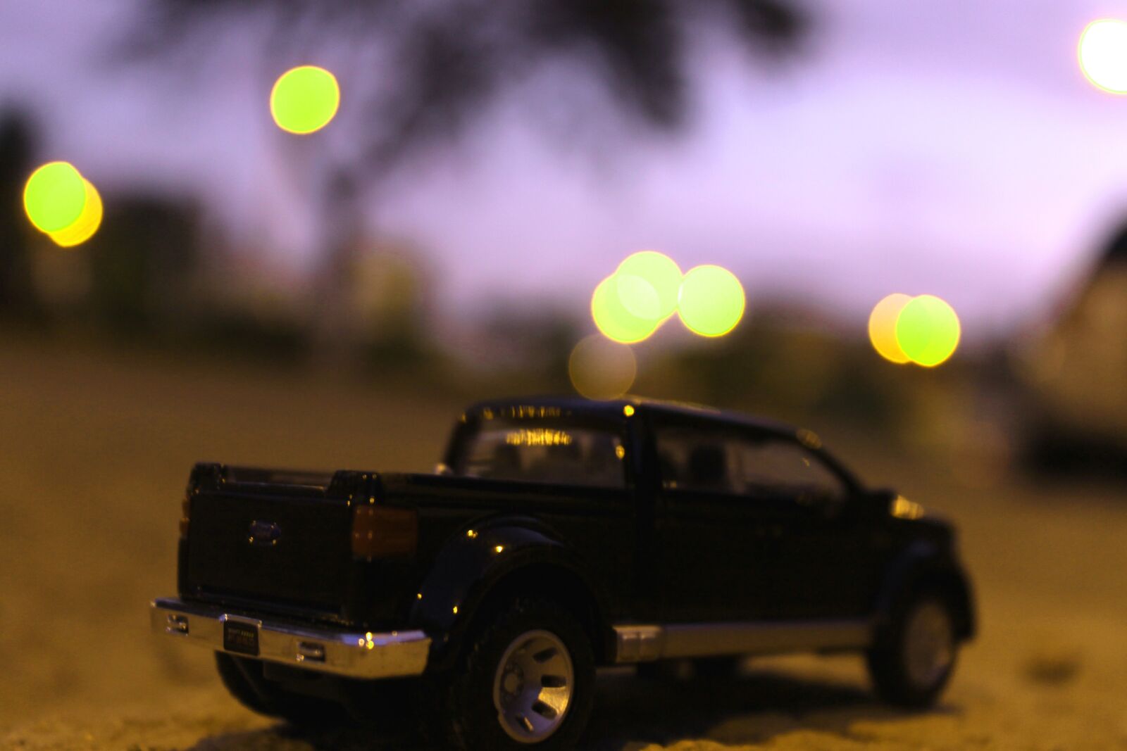 Canon EOS 1100D (EOS Rebel T3 / EOS Kiss X50) sample photo. Bokeh, truck, 4 x 4 photography