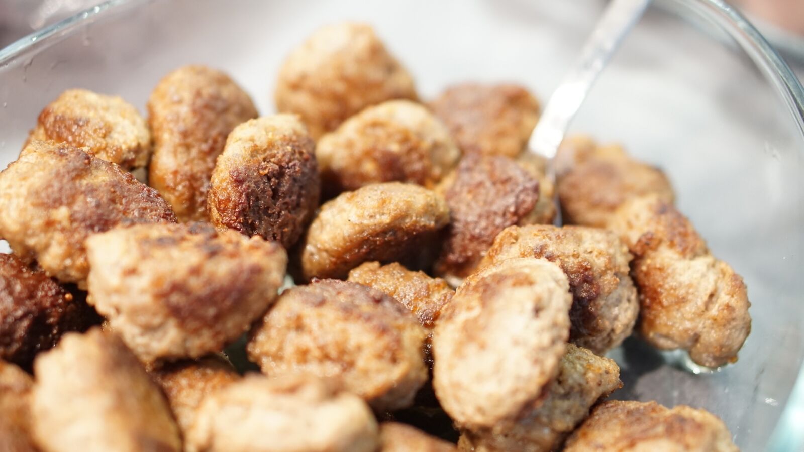E 50mm F1.8 OSS sample photo. Meatballs, fry, frying pan photography