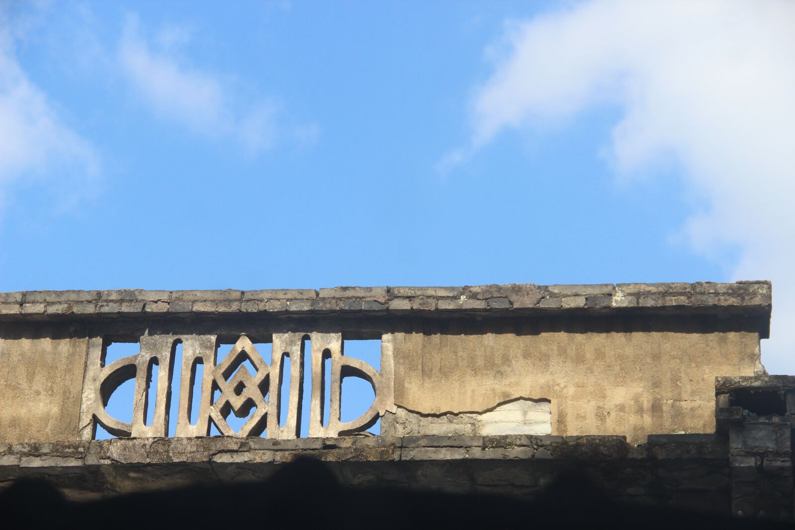 Canon EOS 600D (Rebel EOS T3i / EOS Kiss X5) sample photo. Building, sky, country photography
