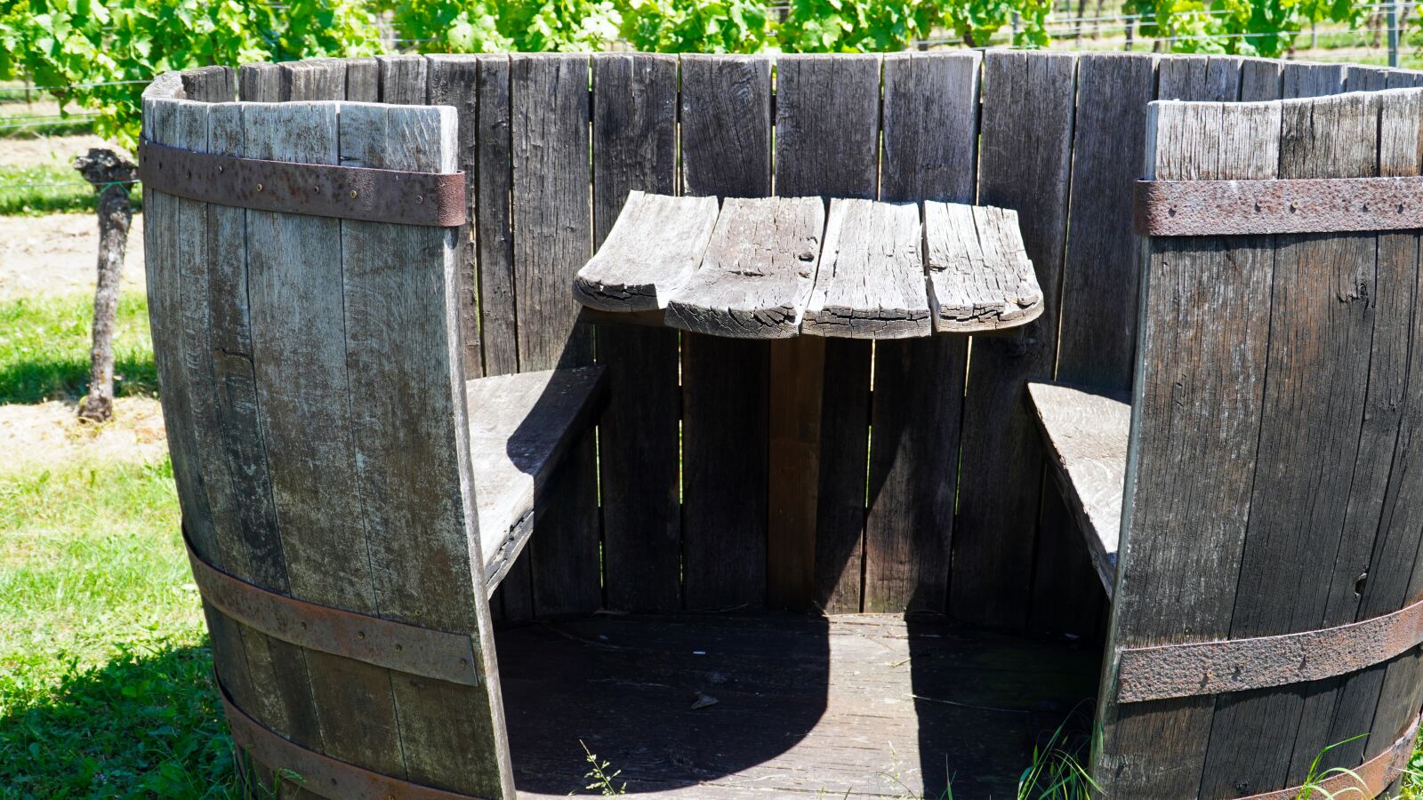 Sony E PZ 18-105mm F4 G OSS sample photo. Seat, rest, wine barrel photography