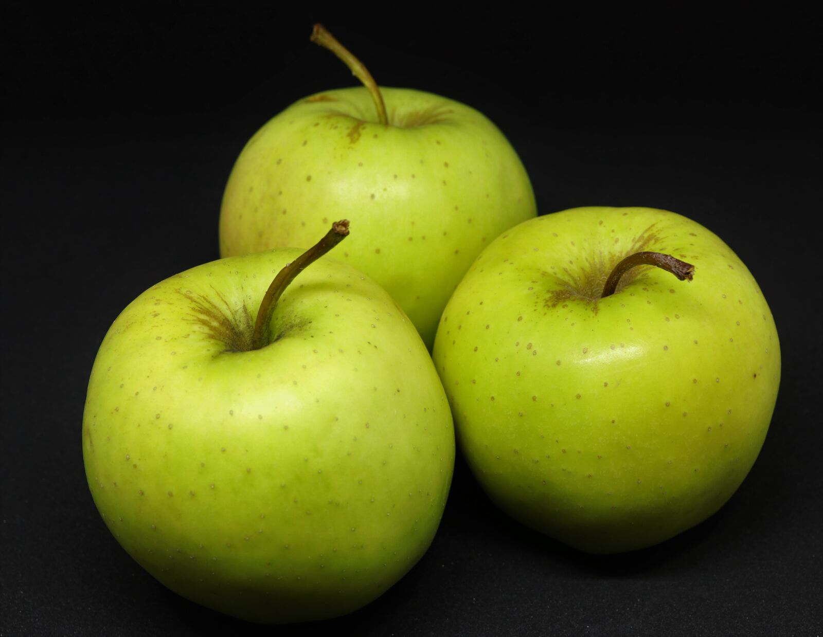 Canon EF-S 35mm F2.8 Macro IS STM sample photo. Apple, golden delicious, fruit photography
