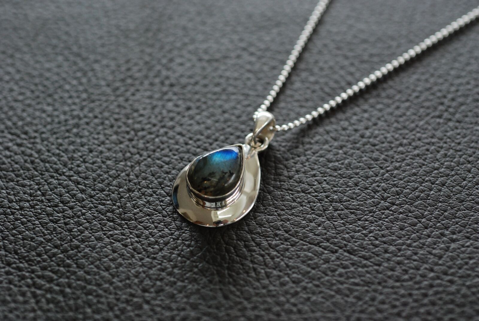 Nikon D80 sample photo. Labradorite, pendant, accessories photography