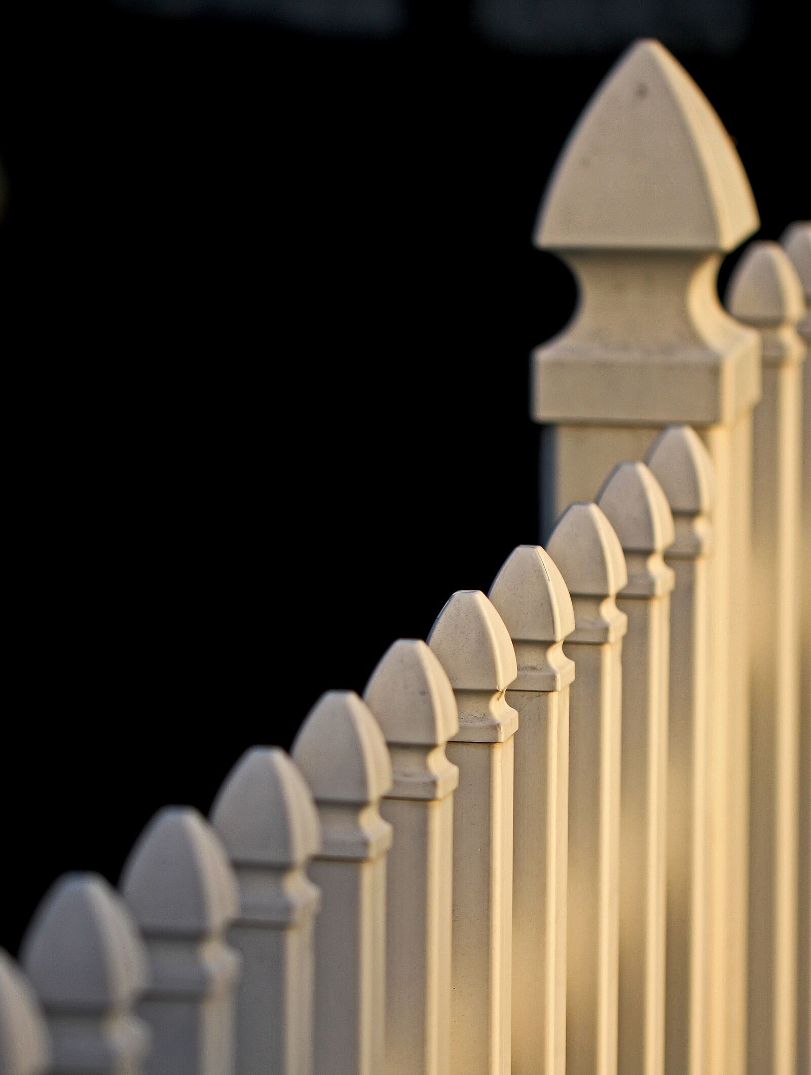 Canon EOS 500D (EOS Rebel T1i / EOS Kiss X3) sample photo. White picket fence, yard photography