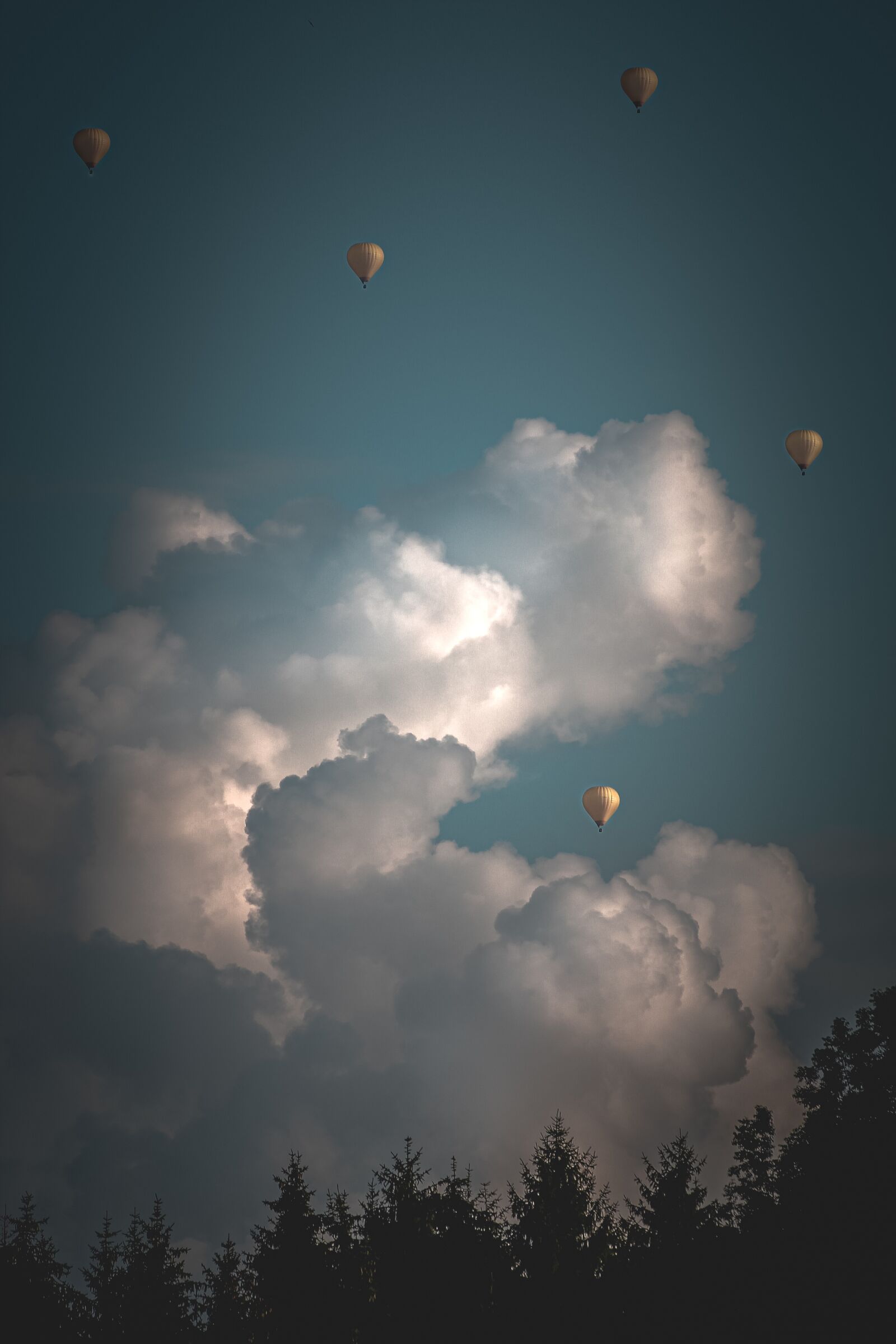 Canon EOS 550D (EOS Rebel T2i / EOS Kiss X4) sample photo. Clouds, cumulus, balloon photography
