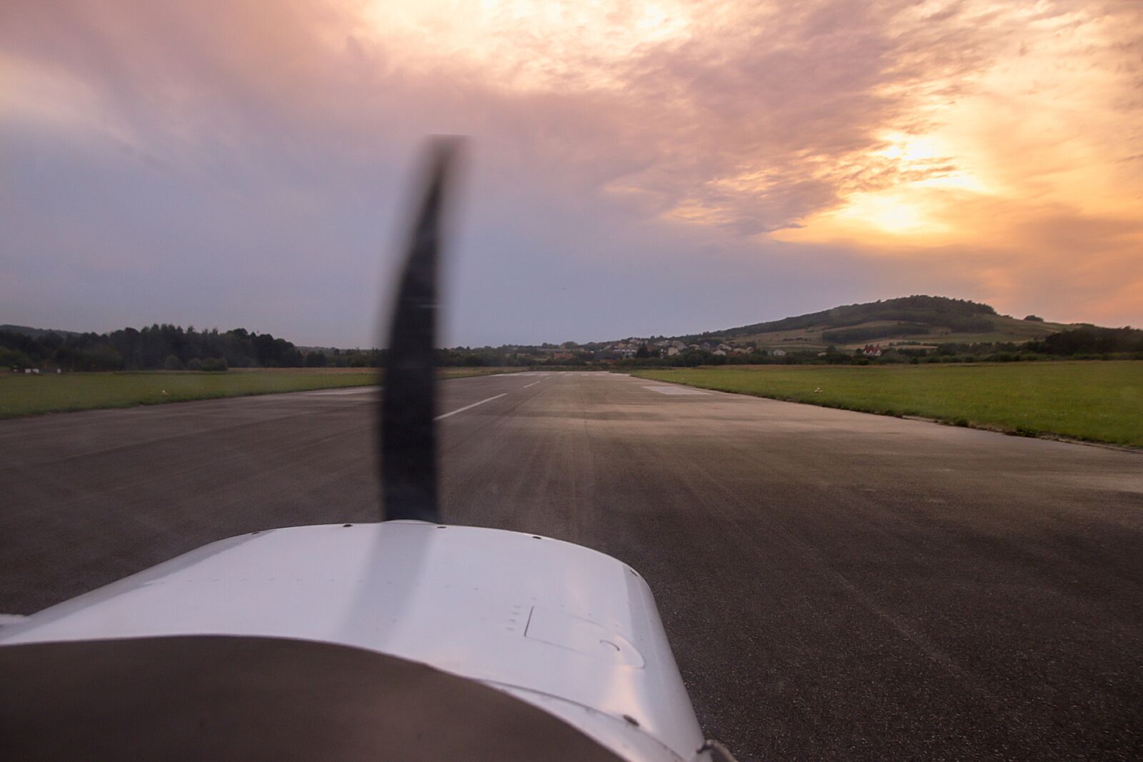 Canon EOS 70D sample photo. Airport, runway, the plane photography