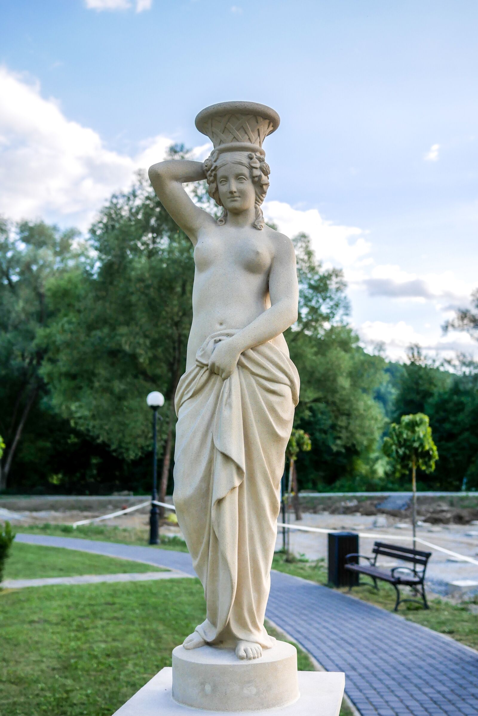 Panasonic Lumix DMC-GX85 (Lumix DMC-GX80 / Lumix DMC-GX7 Mark II) + LUMIX G 20/F1.7 II sample photo. The statue, the statue photography