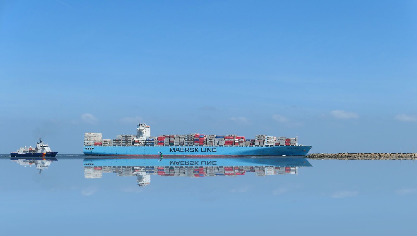 Panasonic Lumix DMC-LX10 (Lumix DMC-LX15) sample photo. Freighter, shipping, container ship photography