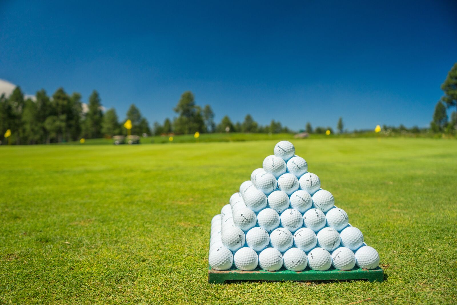 Sony a7 + Sony FE 28-70mm F3.5-5.6 OSS sample photo. Golf, golf balls, green photography