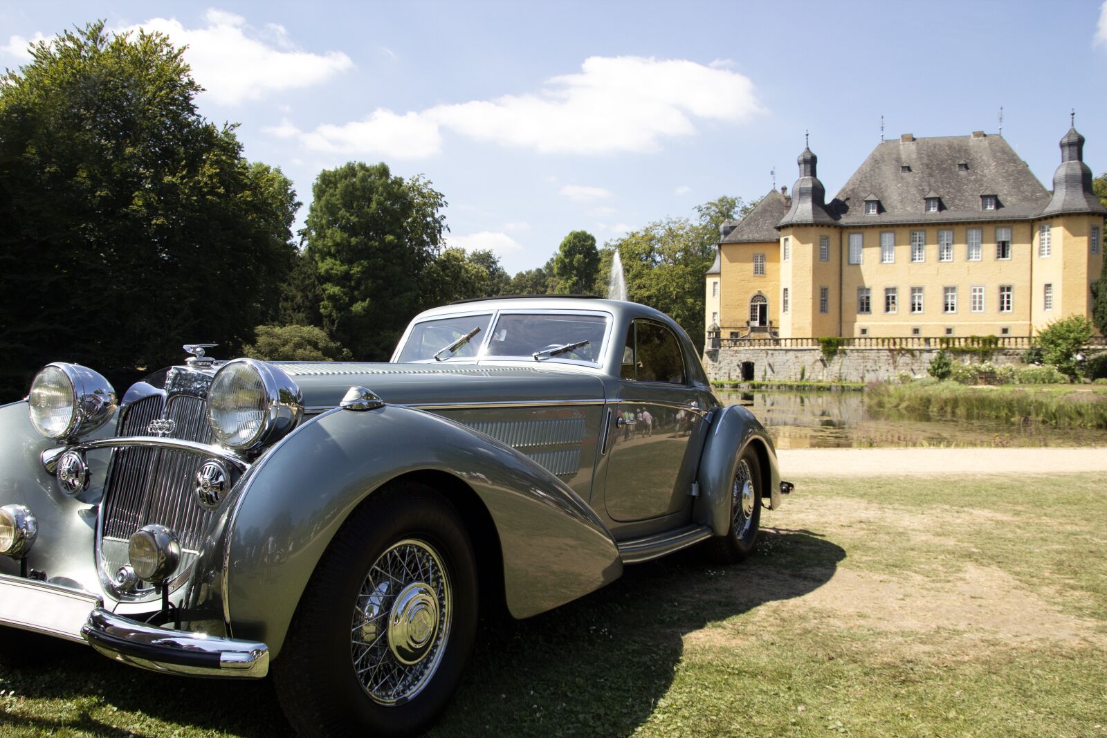 Canon EOS 600D (Rebel EOS T3i / EOS Kiss X5) sample photo. Oldtimer, castle, autos photography
