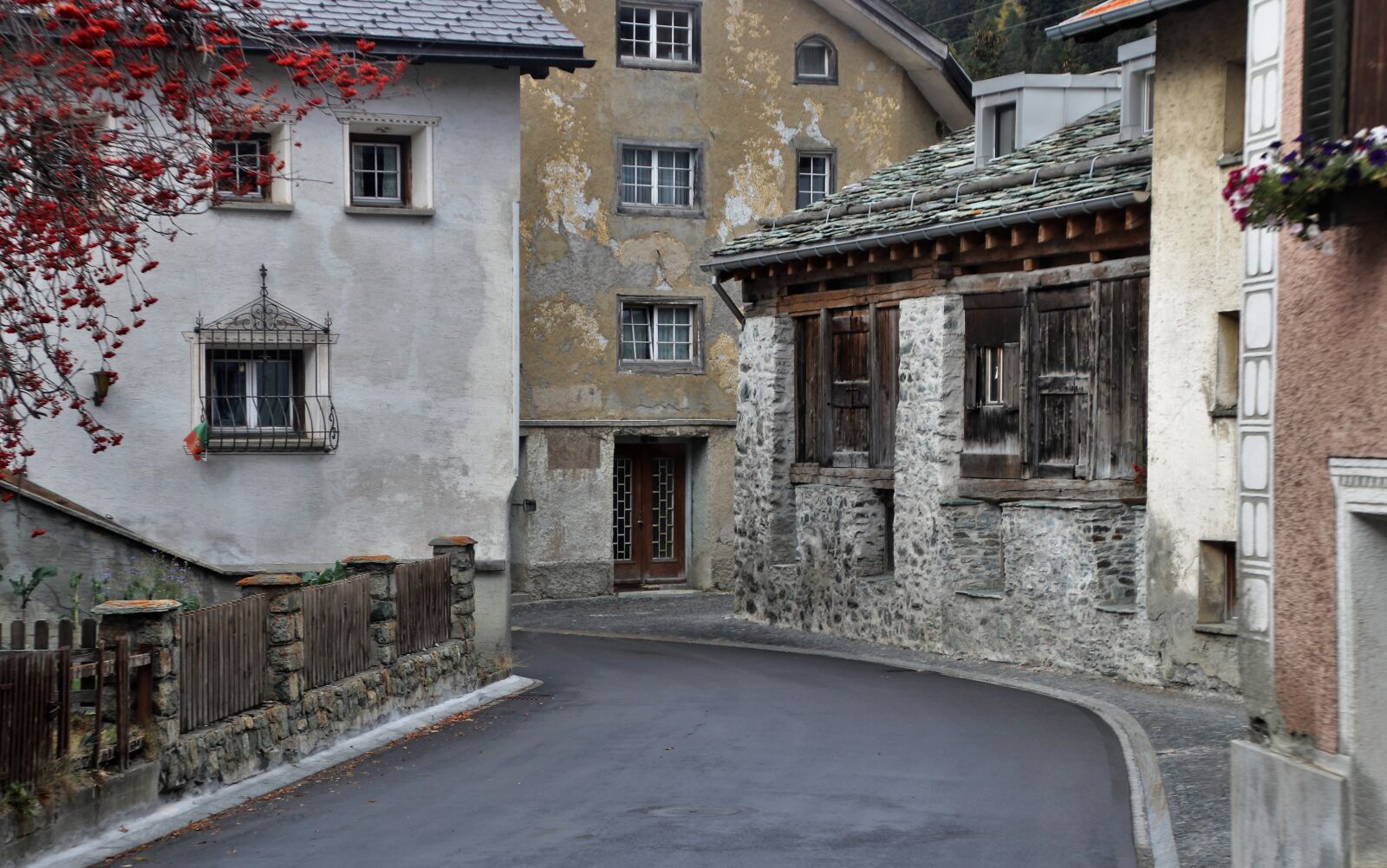 Canon EOS 80D sample photo. Houses, old, the walls photography