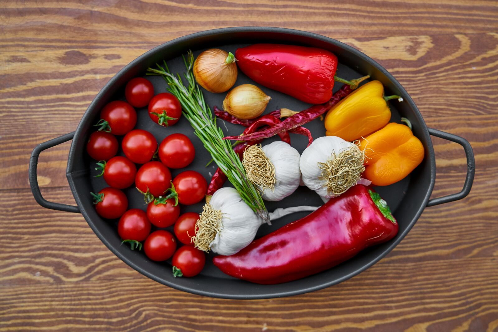 Sony a7R II sample photo. Tomato, garlic, pepper photography