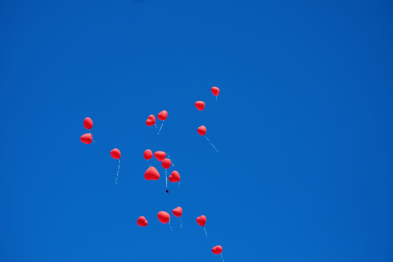 Fujifilm XF 55-200mm F3.5-4.8 R LM OIS sample photo. Balloon, heart, red photography