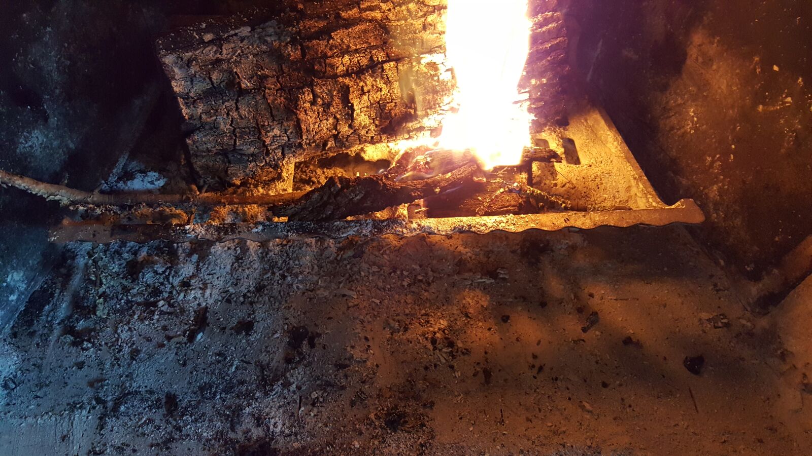 Samsung Galaxy Note5 sample photo. Ashes, burning, chopped, wood photography