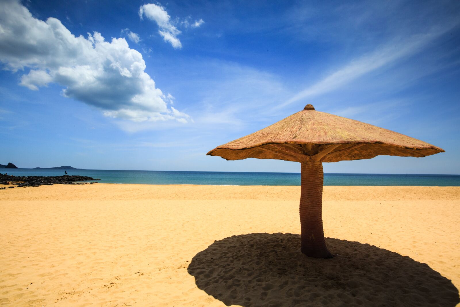 Canon EOS 5D Mark III sample photo. Vietnam, the beach, car photography