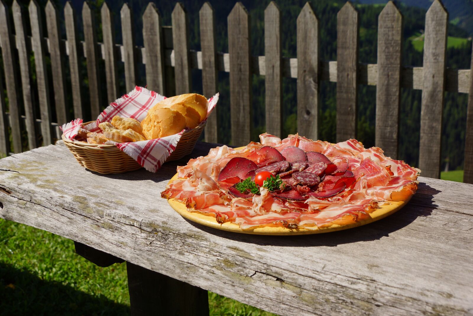 Sony DT 18-250mm F3.5-6.3 sample photo. Bacon, bacon plate, jause photography