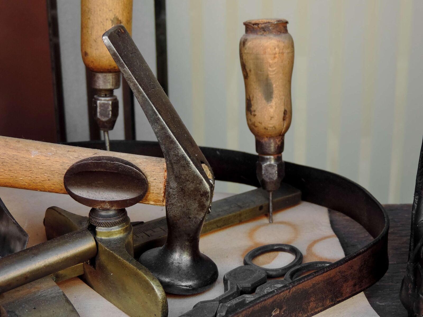 Nikon Coolpix P520 sample photo. Cast iron, hammer, hand photography