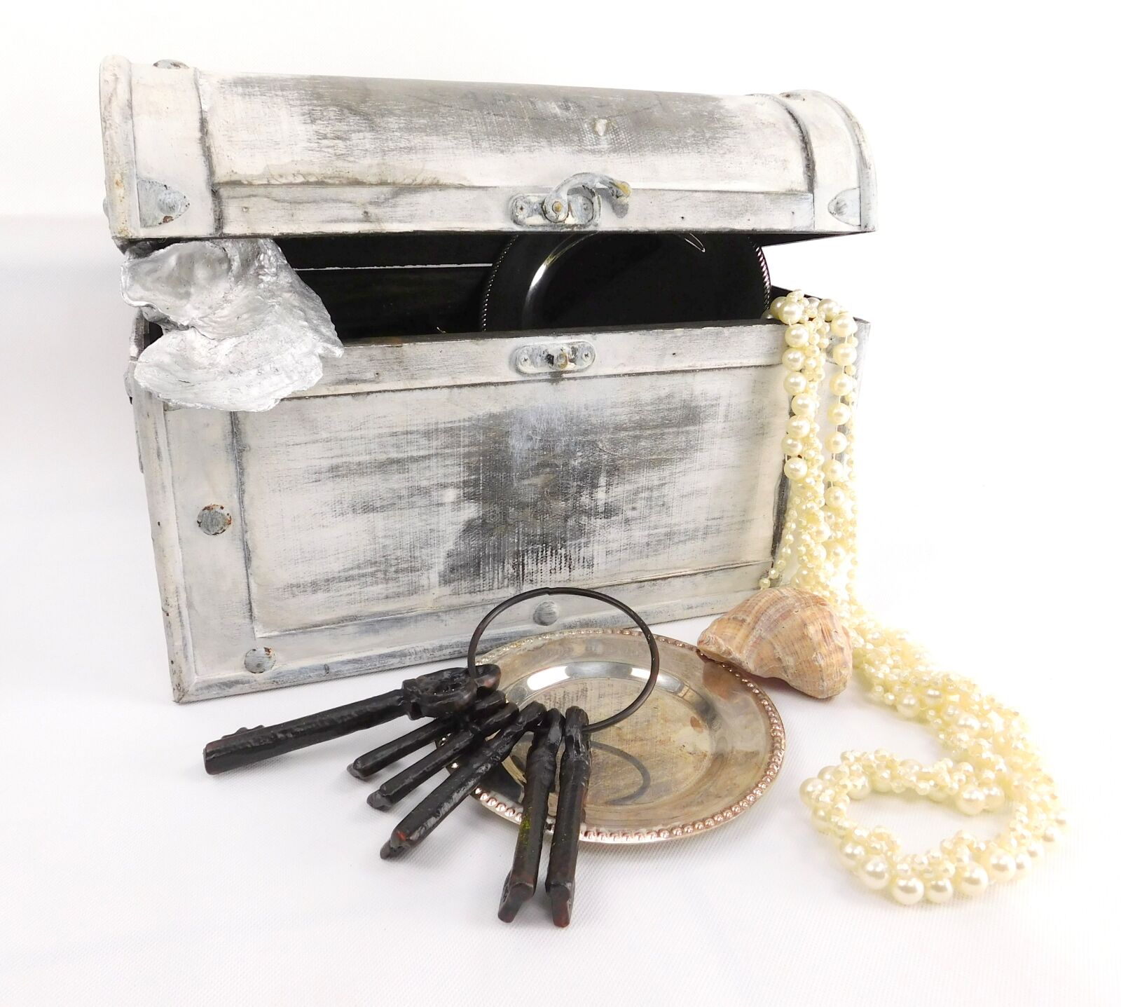 Nikon Coolpix L840 sample photo. Treasure chest, key, box photography