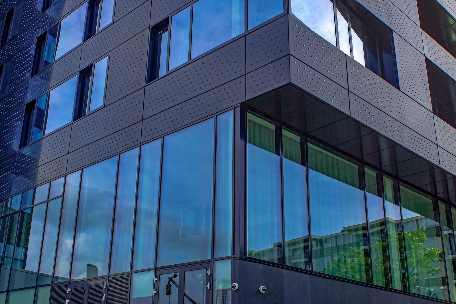 Fujifilm X30 sample photo. Building, tower, glass photography