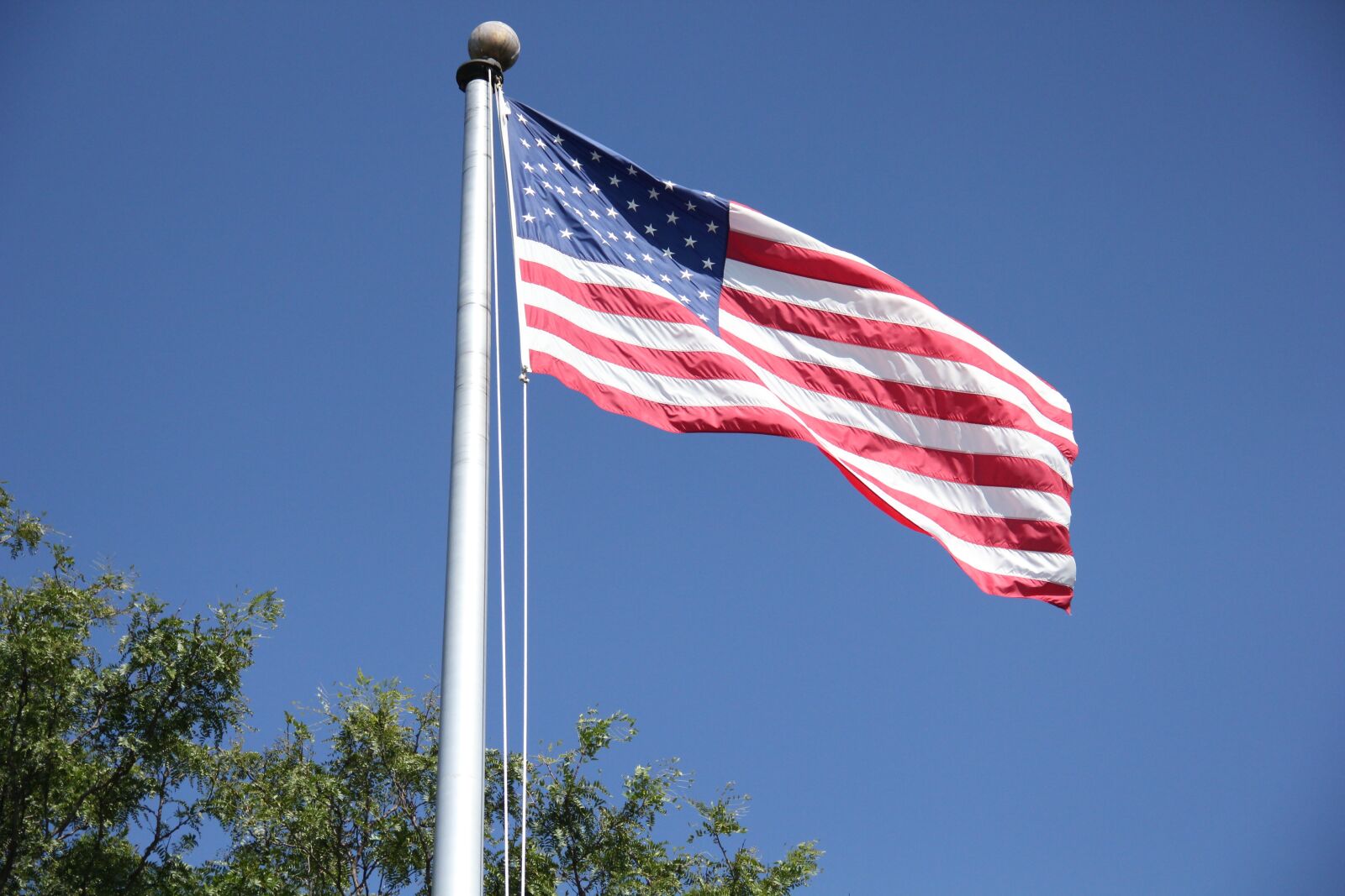 Canon EOS 550D (EOS Rebel T2i / EOS Kiss X4) sample photo. Flag, blue sky, america photography