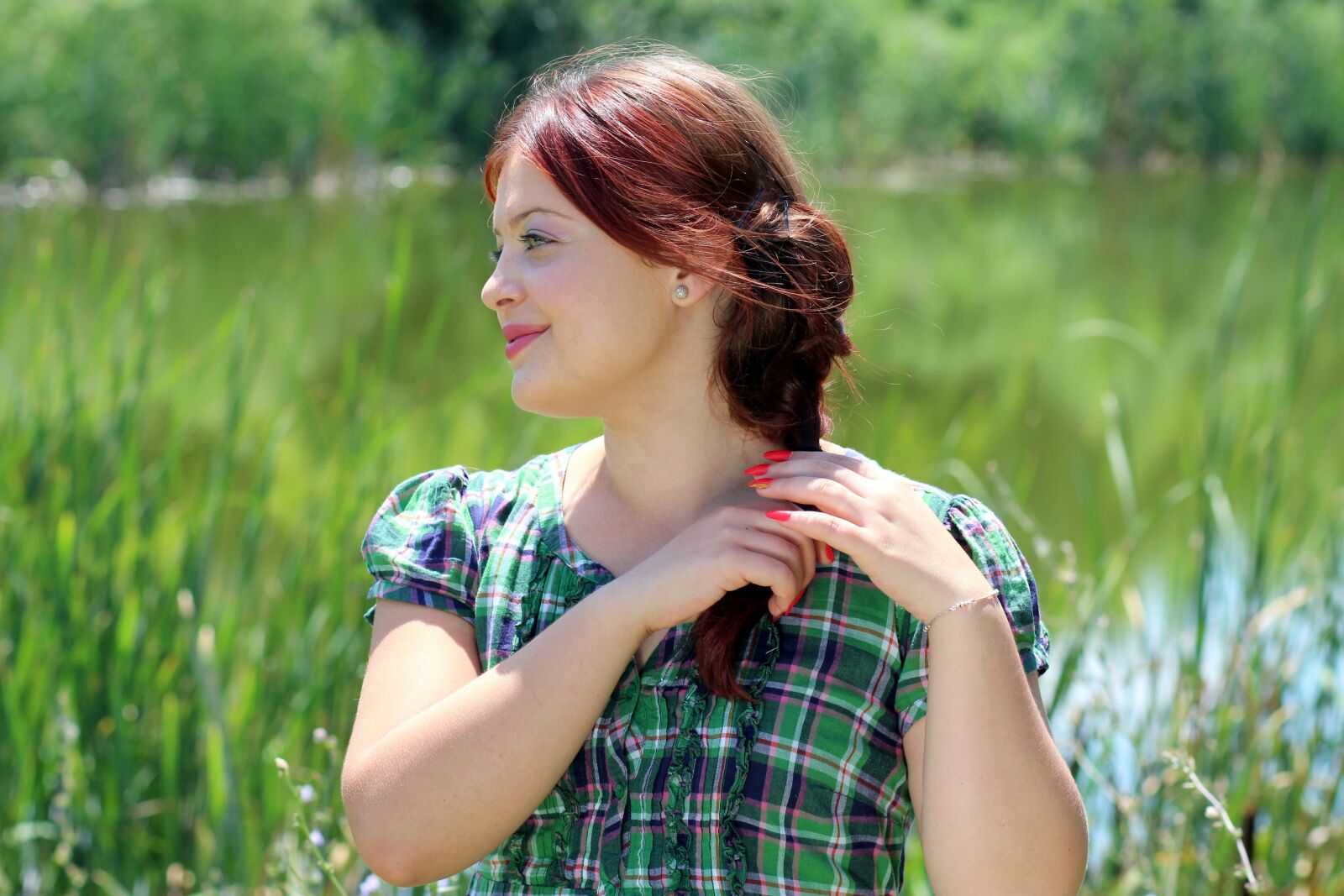 Canon EOS 700D (EOS Rebel T5i / EOS Kiss X7i) + Canon EF 85mm F1.8 USM sample photo. Girl, green eyes, lake photography