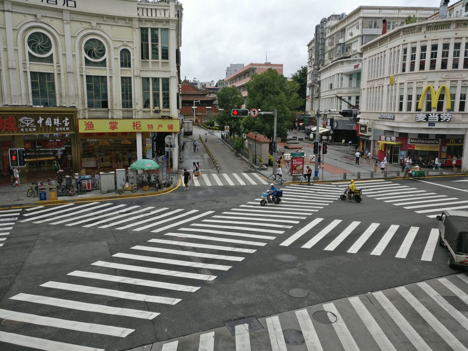OnePlus A3000 sample photo. Xiamen, zebra crossing, staggered photography