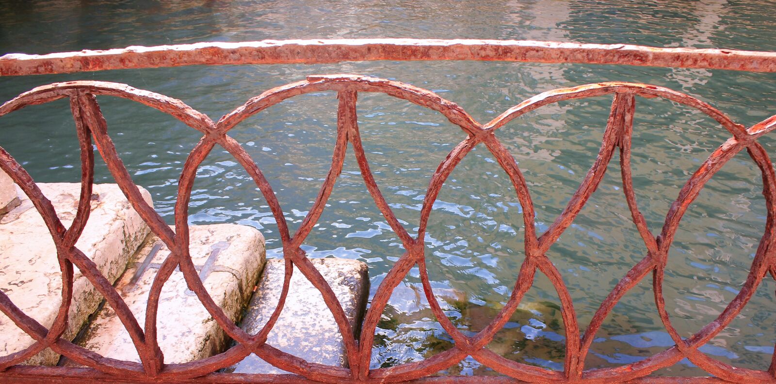 Canon EOS 550D (EOS Rebel T2i / EOS Kiss X4) sample photo. Railing, art, metal photography
