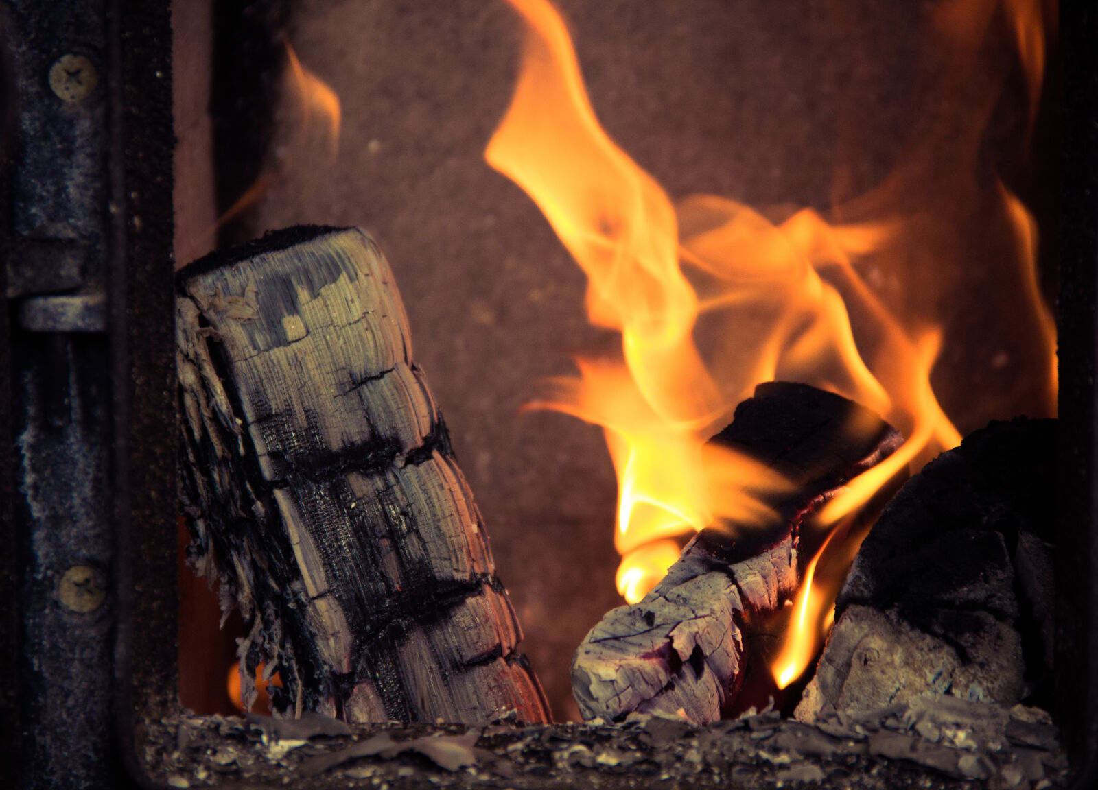 Canon EOS 600D (Rebel EOS T3i / EOS Kiss X5) sample photo. Burnt, fire, stove, wood photography