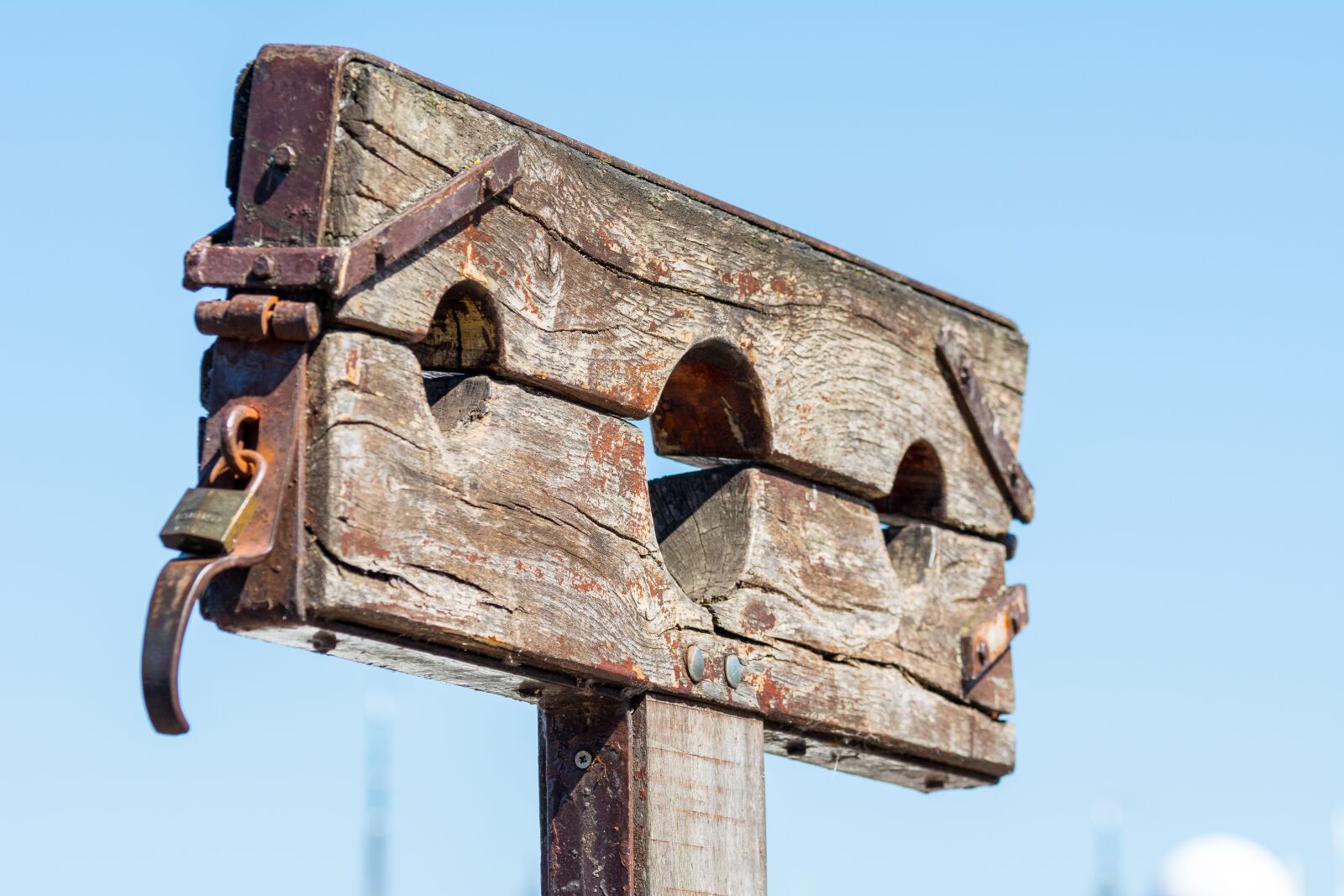 Nikon D5200 sample photo. Scaffold, executed, public photography