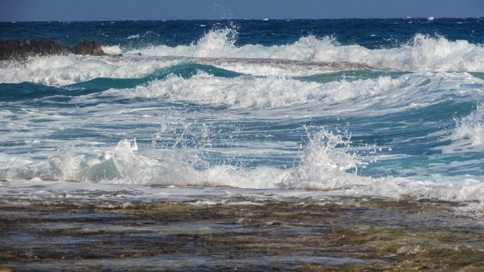 Canon PowerShot SX400 IS sample photo. Wave, bubbles, foam photography