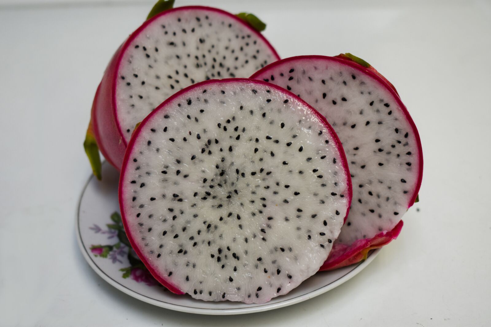 Nikon D3400 sample photo. Pictahaya in halves, food photography