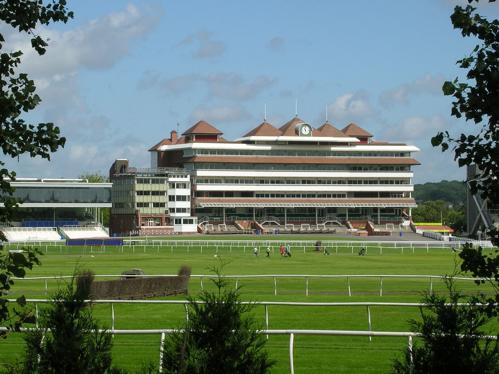 Nikon E8400 sample photo. Newbury, racecourse, buildings photography