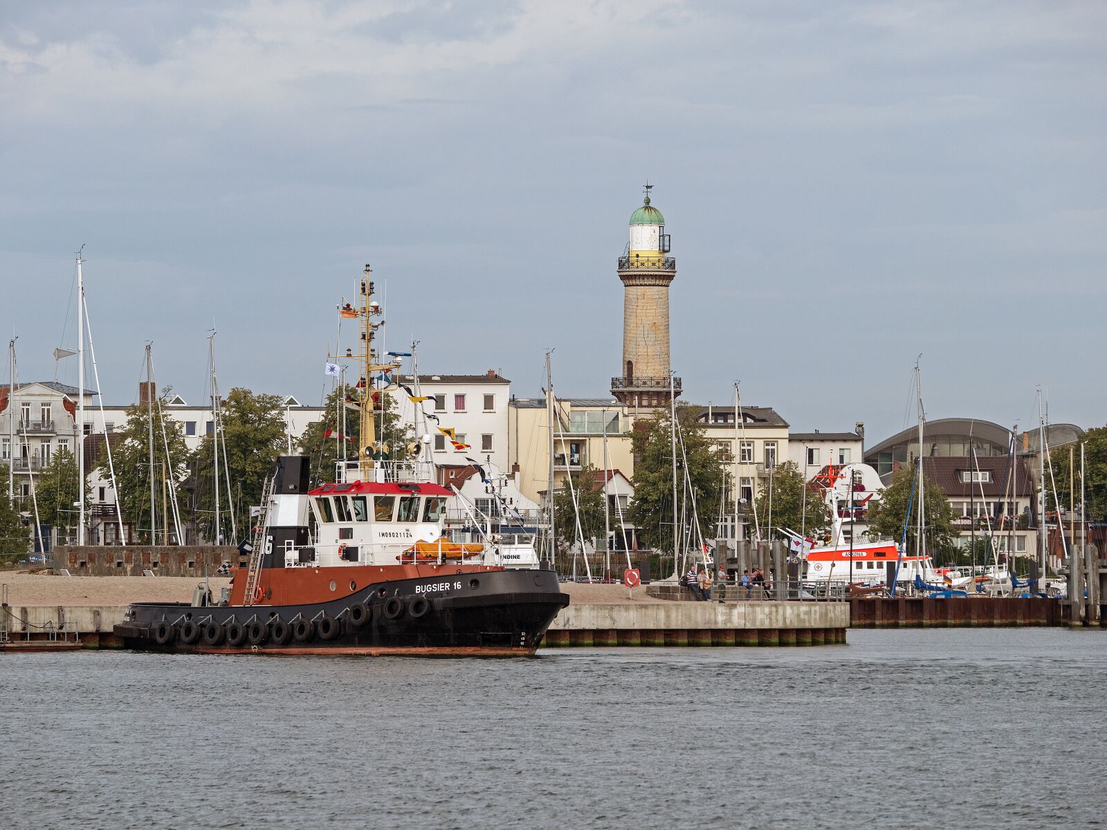 Panasonic Leica DG Vario-Elmarit 50-200mm F2.8-4.0 ASPH Power OIS sample photo. Lighthouse, warnemünde, landmark photography