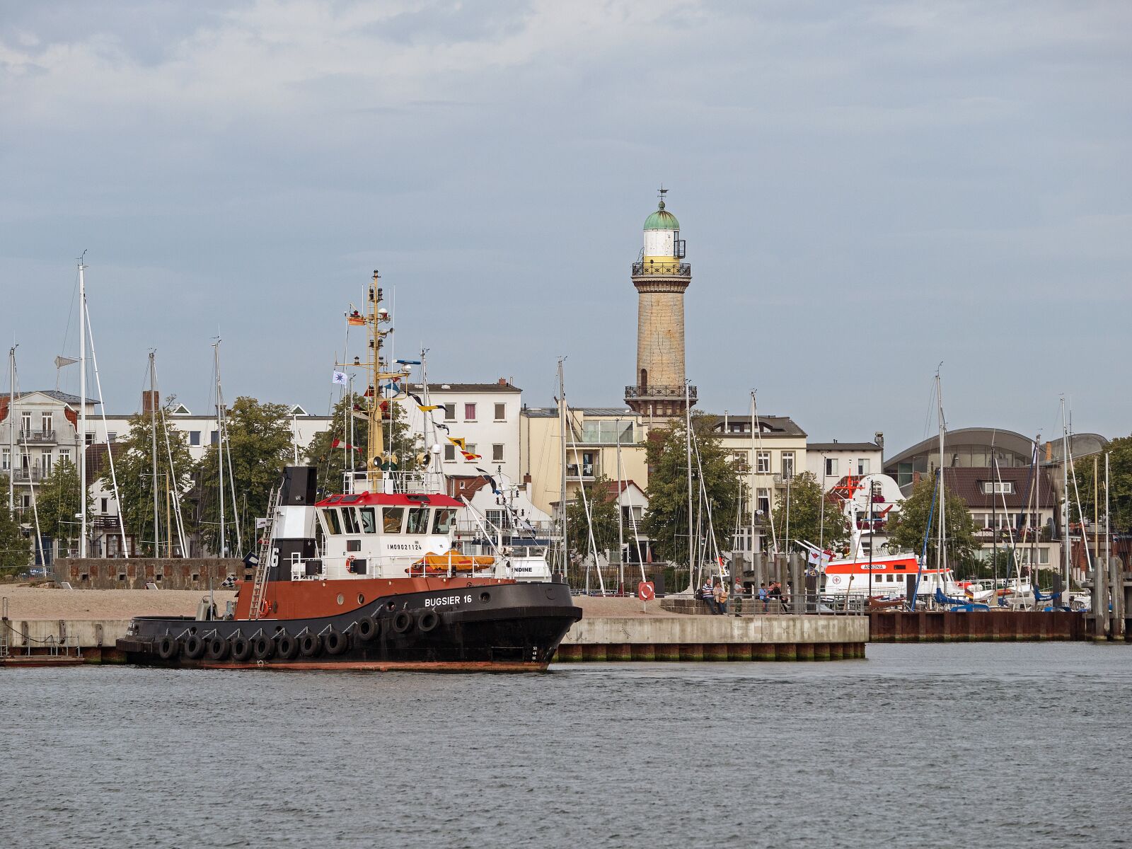 Panasonic Leica DG Vario-Elmarit 50-200mm F2.8-4.0 ASPH Power OIS sample photo. Lighthouse, warnemünde, landmark photography