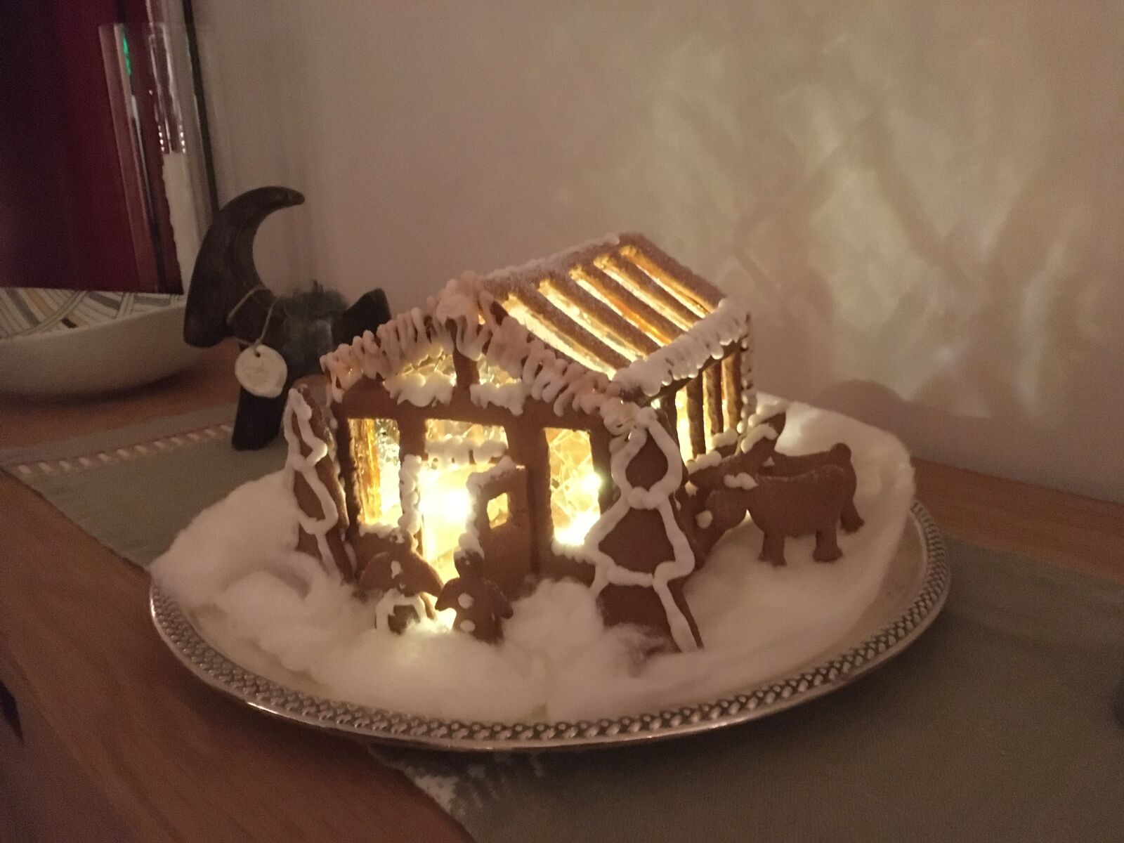 iPhone SE back camera 4.15mm f/2.2 sample photo. Gingerbread houses, gingerbread, decoration photography
