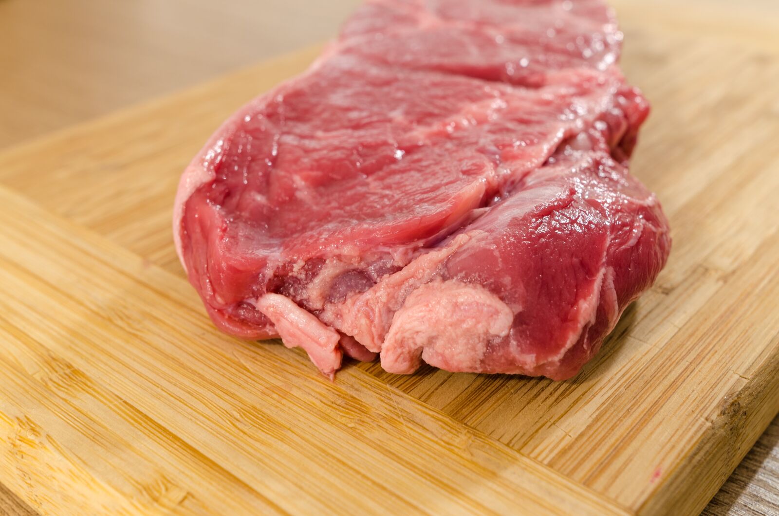 Nikon D5100 sample photo. Meat, wood, beef photography