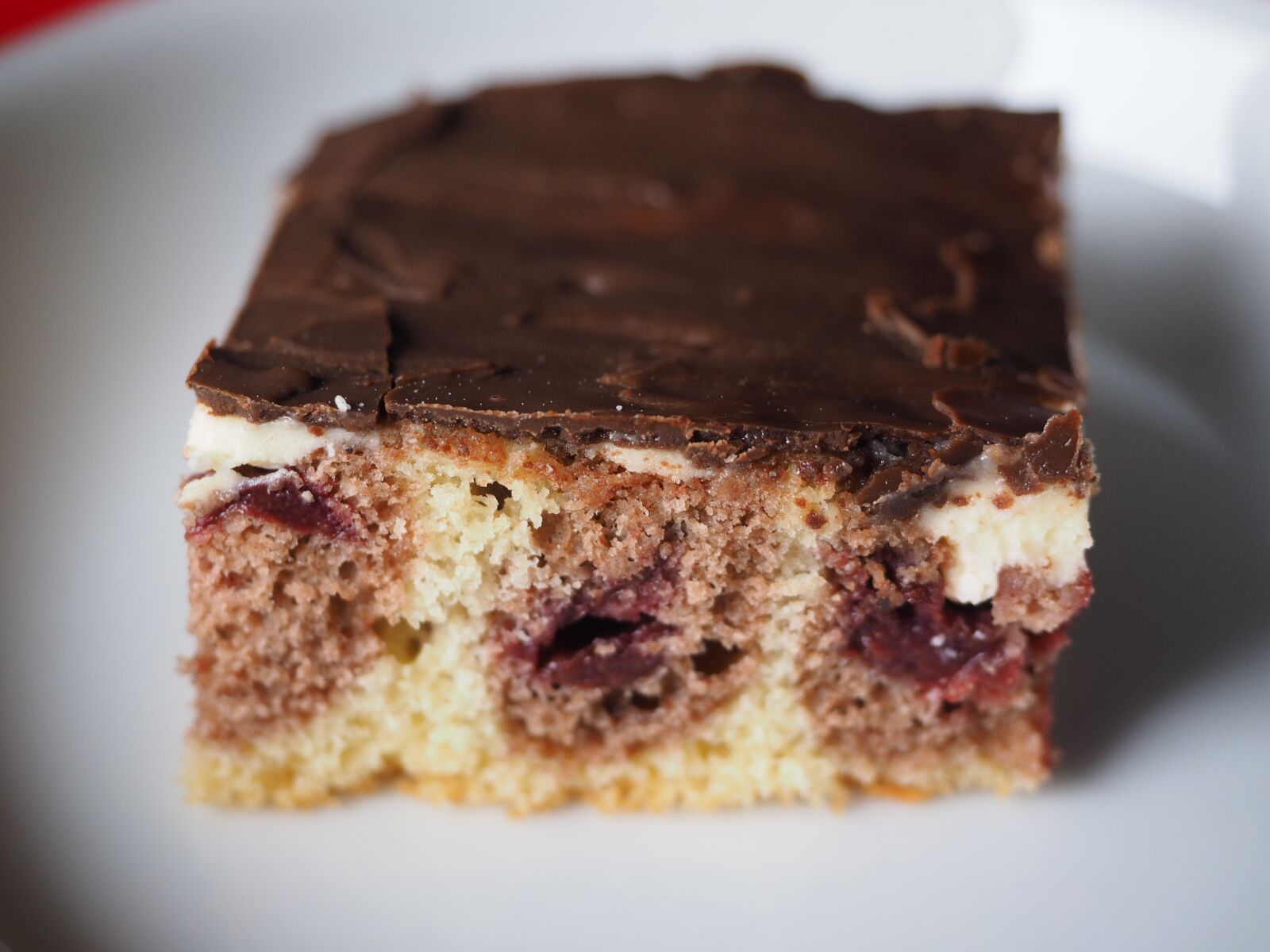 Olympus OM-D E-M1 + Olympus M.Zuiko Digital ED 12-40mm F2.8 Pro sample photo. Donauwelle, cake, dessert photography