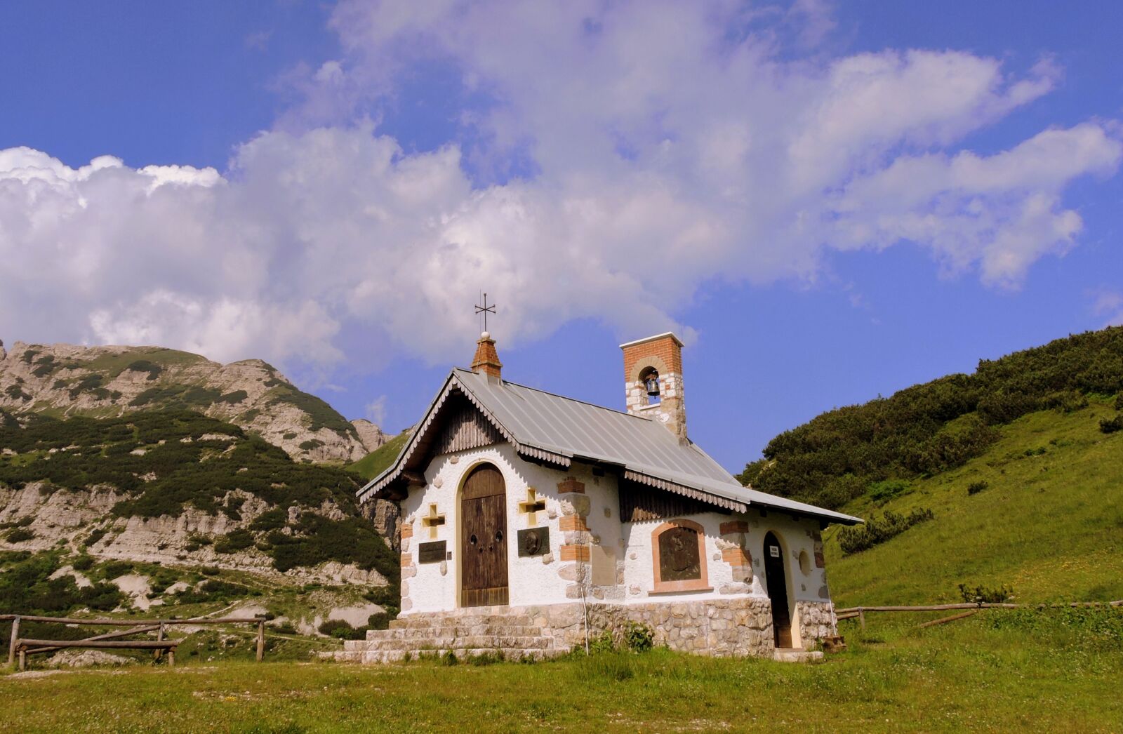 Nikon Coolpix P600 sample photo. Church, mountain, prato photography