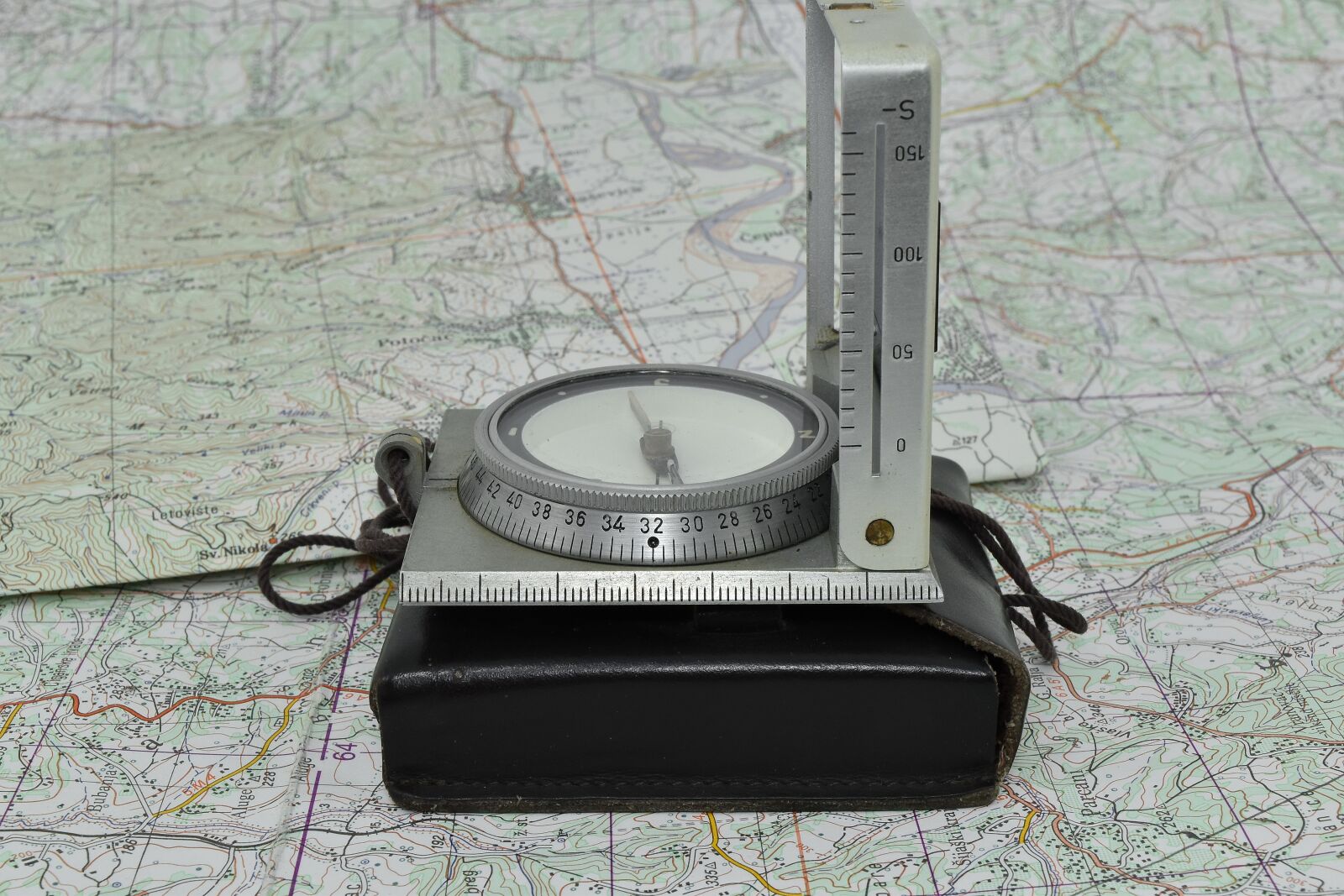 Nikon D5500 sample photo. Compass, detail, distance, location photography