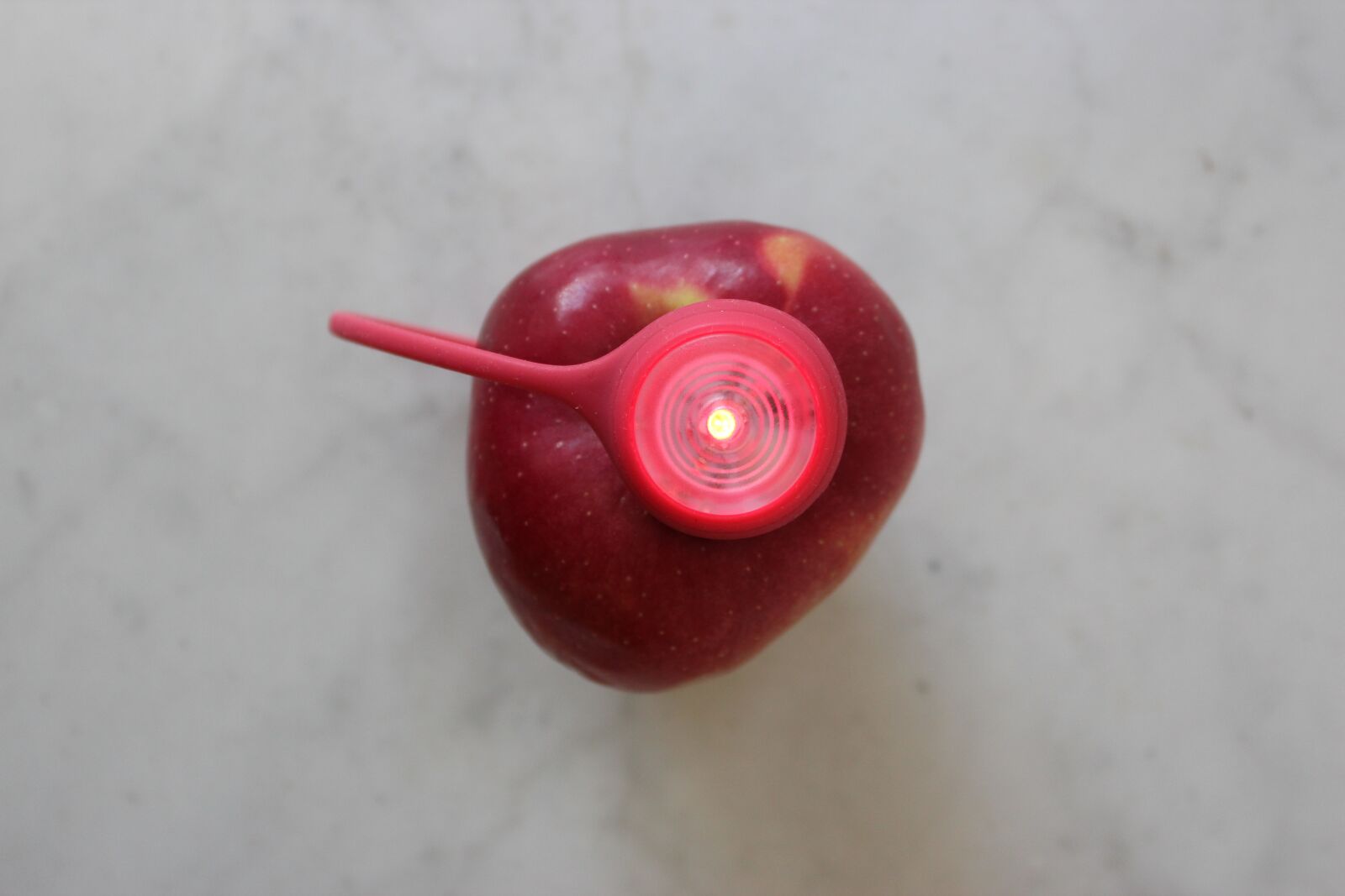Canon EOS 600D (Rebel EOS T3i / EOS Kiss X5) sample photo. Apple, fruit, led photography