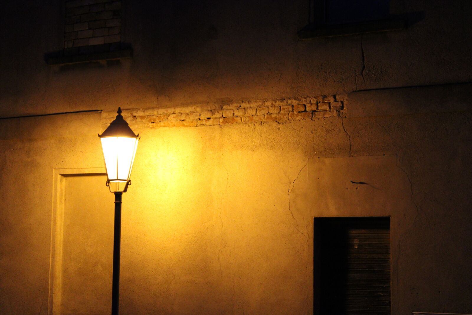 Canon EOS 2000D (EOS Rebel T7 / EOS Kiss X90 / EOS 1500D) sample photo. Darkness, lantern, hauswand photography