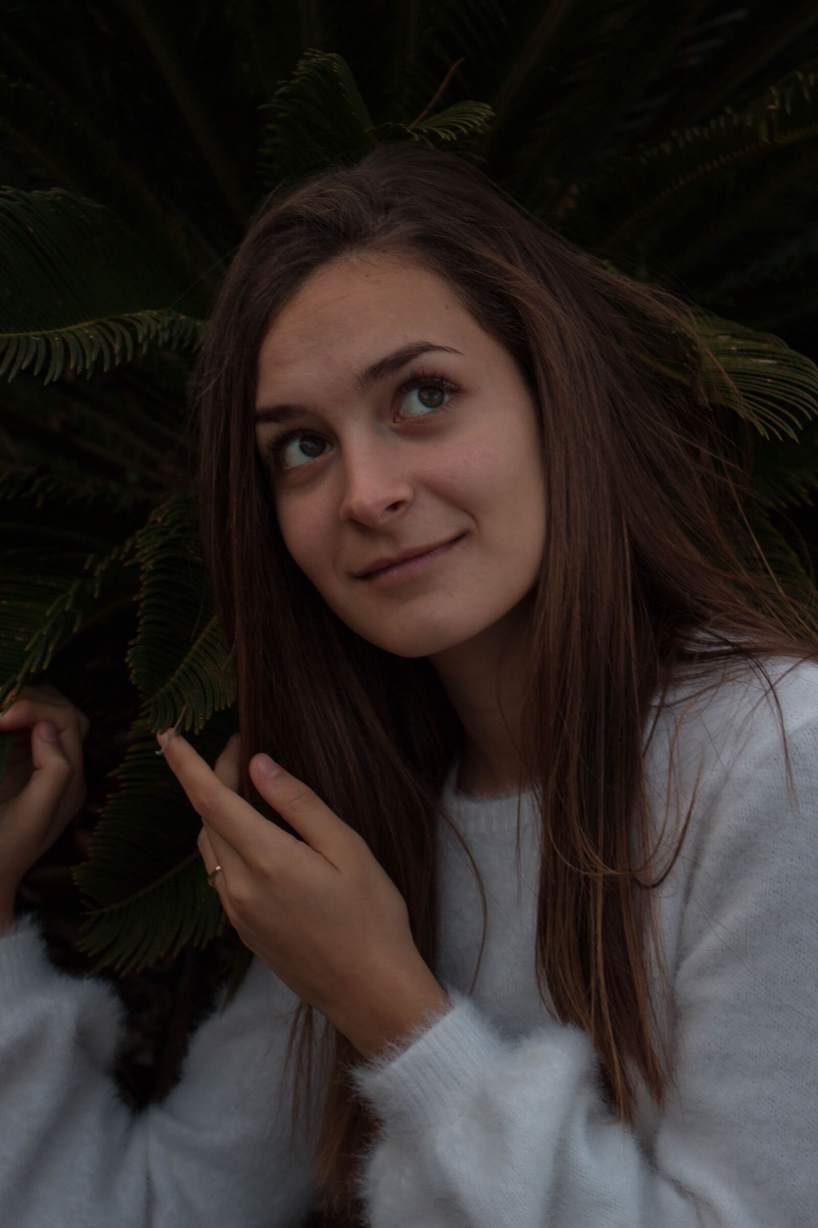 Canon EOS 100D (EOS Rebel SL1 / EOS Kiss X7) sample photo. Pose, girl, sweater photography