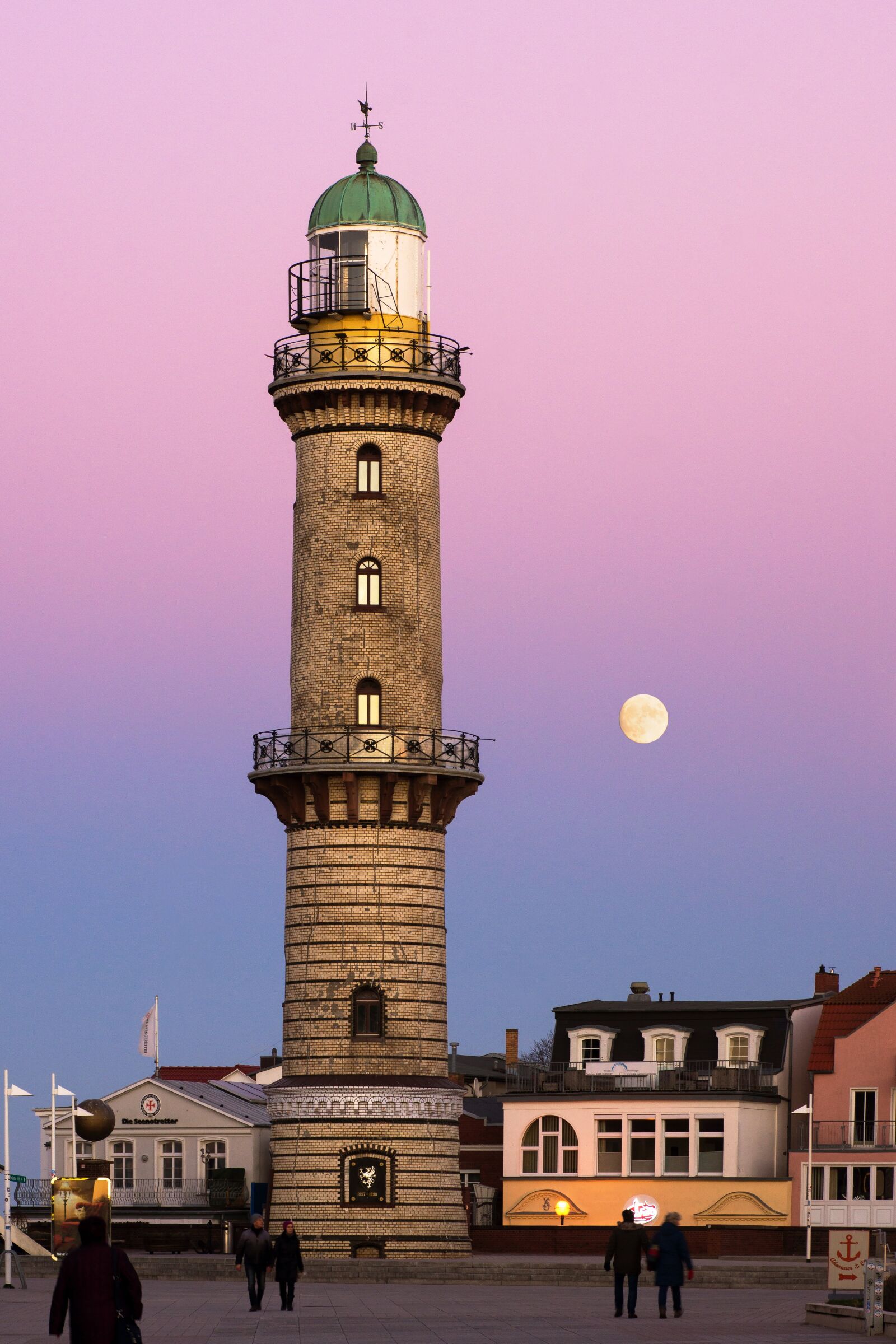 Sony SLT-A77 sample photo. Moon, architecture, warnemünde photography