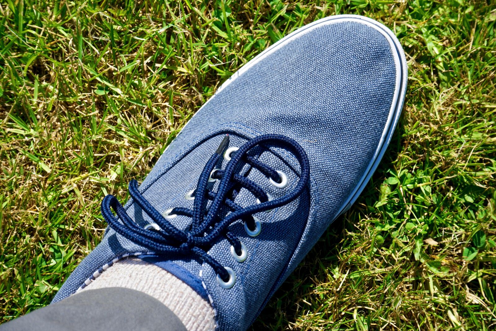 Sony a7 + Sony FE 28-70mm F3.5-5.6 OSS sample photo. Shoe, canvas, casual photography