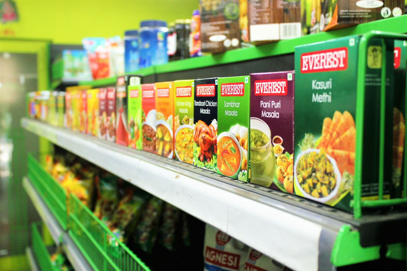 Canon EOS 550D (EOS Rebel T2i / EOS Kiss X4) sample photo. Grocery, store, retail photography