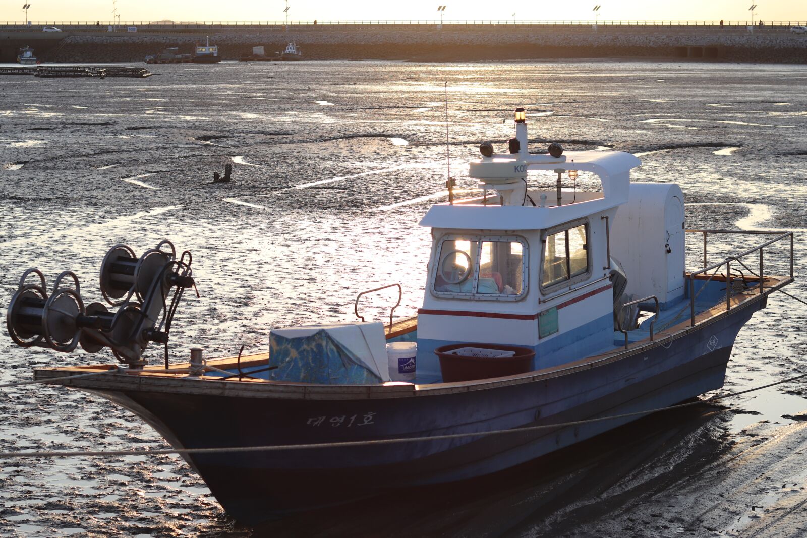 Canon EOS 200D (EOS Rebel SL2 / EOS Kiss X9) sample photo. Times, tidal, fishing boat photography