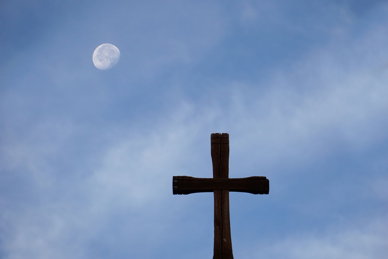 Sony E 55-210mm F4.5-6.3 OSS sample photo. Cross, religion, sky photography