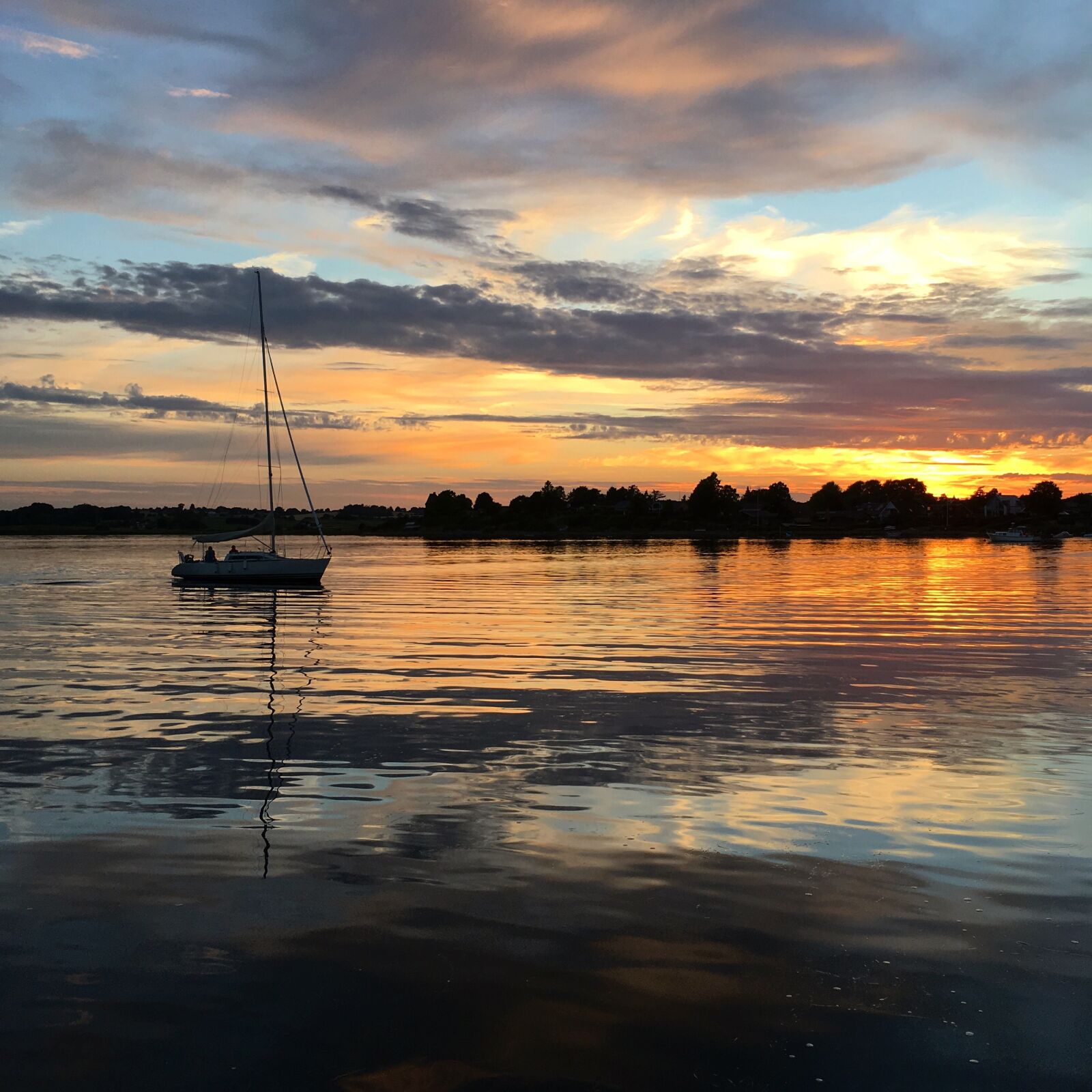 iPhone SE back camera 4.15mm f/2.2 sample photo. Sail, vacations, sunset photography