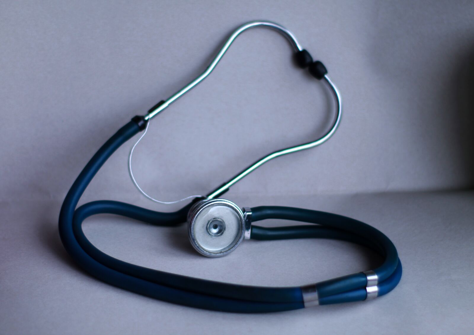Canon EOS 1200D (EOS Rebel T5 / EOS Kiss X70 / EOS Hi) sample photo. Coronavirus, shelves, stethoscope photography