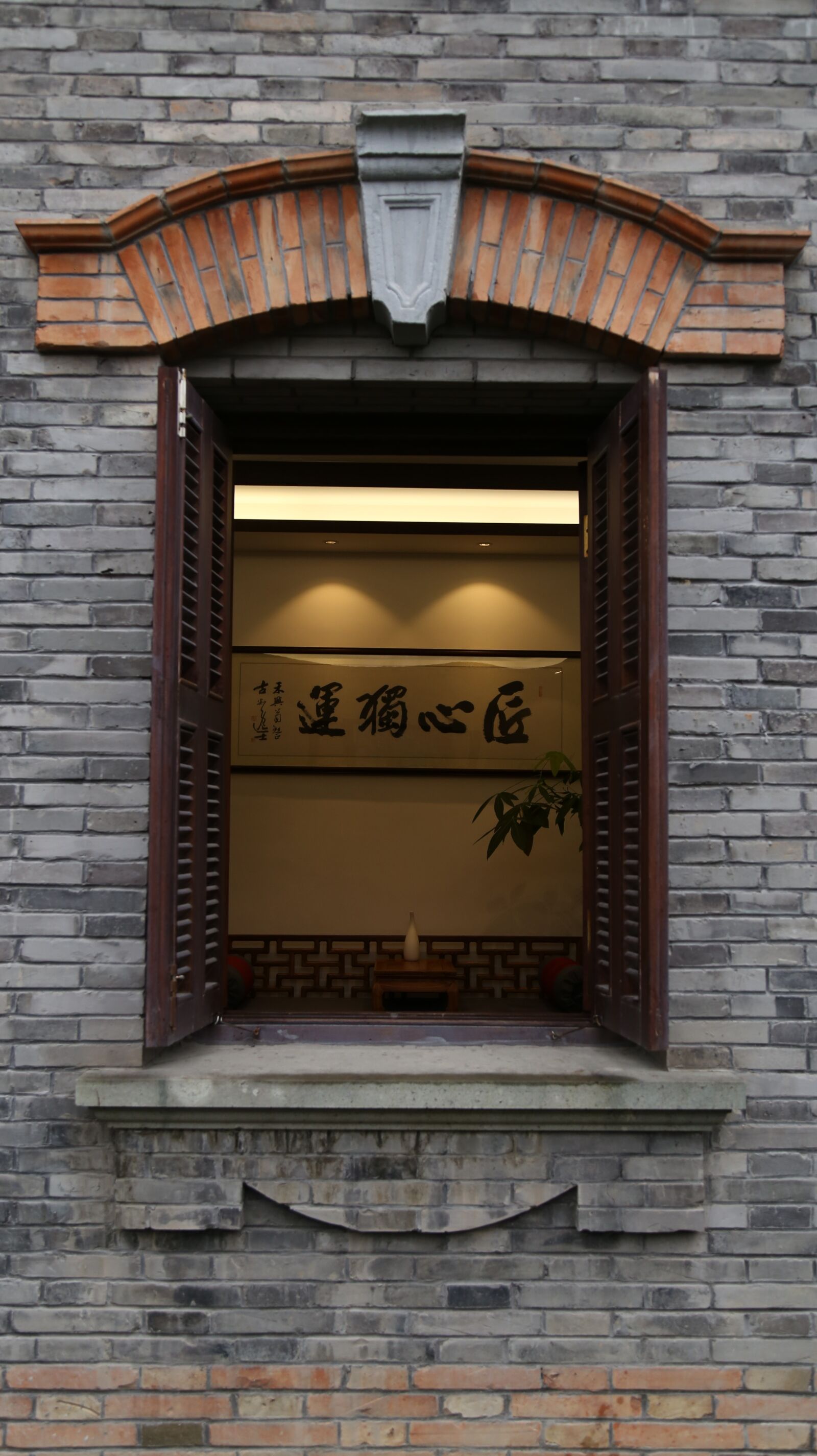 Canon EOS 6D + Canon EF 24-105mm F4L IS USM sample photo. Window, brick, antique building photography