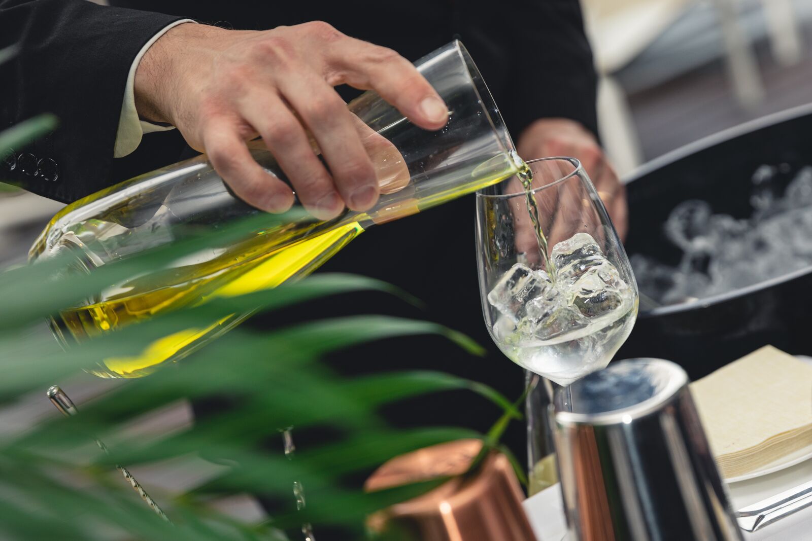 Canon EOS 5D Mark IV sample photo. Barman, cocktail, drink photography